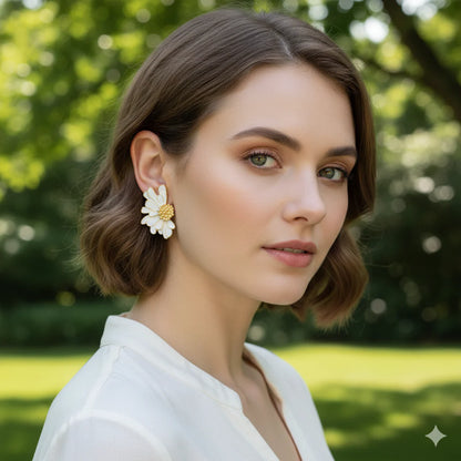 SLYQÉ Daisy Glow Studs